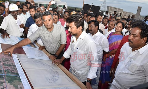 அலங்காநல்லூர் அருகே ஜல்லிக்கட்டு மைதான அரங்கத்தை பார்வையிட்ட அமைச்சர் உதயநிதி ஸ்டாலின்