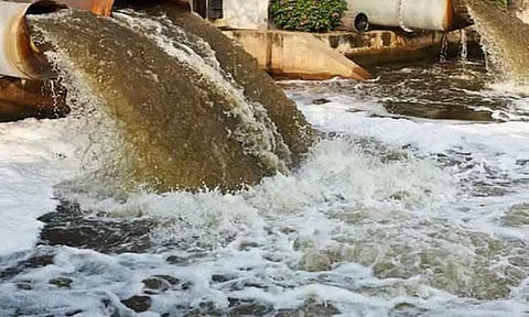 பெருந்துறை சிப்காட்டில் கழிவுகள் வெளியேற்றிய 4 தொழிற்சாலைகளுக்கு பூட்டு