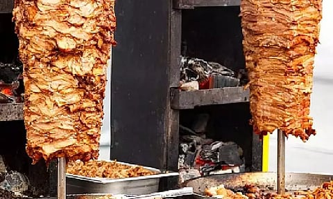 திறந்தவெளியில் வைத்து விற்பனை செய்யப்பட்ட சவர்மாவை குப்பையில் வீசிய உணவு பாதுகாப்பு துறை அதிகாரிகள்