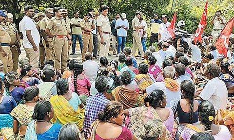 மாளந்தூர், ஆவாஜிப்பேட்டை கிராமங்களுக்கு செல்லும் சாலை பணியை உடனடியாக தொடங்க கோரி பொதுமக்கள் மறியல் போராட்டம்