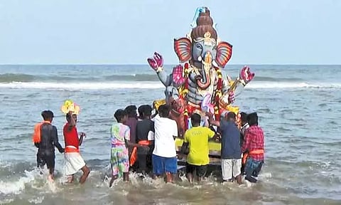 செங்கல்பட்டு, காஞ்சீபுரம் மாவட்டத்தில் இருந்து கொண்டு வரப்பட்ட விநாயகர் சிலைகள் மாமல்லபுரம் கடலில் கரைப்பு