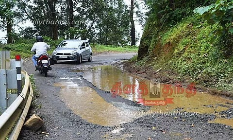 கூடலூர் கிளன்வன்சில் குண்டும், குழியுமான சாலையால் விபத்து அபாயம்-சீரமைக்க வாகன ஓட்டிகள் கோரிக்கை