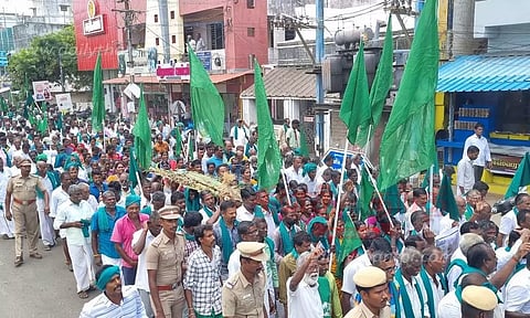 விவசாயிகள் பாடைகட்டி ஊர்வலம்