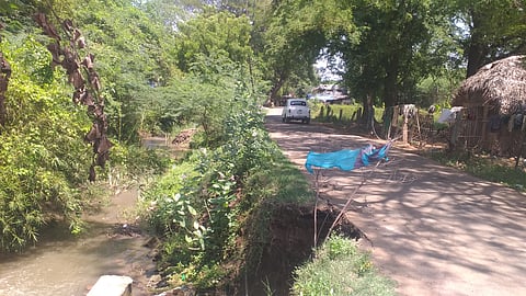 வாய்க்கால் மதகு அருகே மண் அரிப்பால் சாலை துண்டிக்கப்படும் அபாயம்