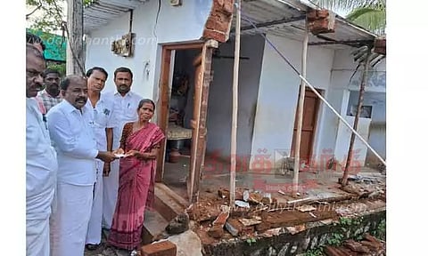 கனமழை காரணமாக வீட்டின் சுவர் இடிந்து விழுந்தது