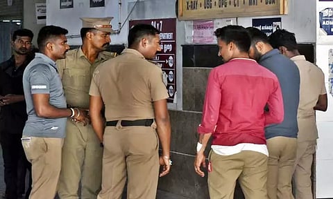 கைதிகள், வார்டர்கள் இடையேபயங்கர மோதல்; 11 பேர் காயம்