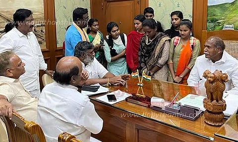 அரசுப்பள்ளி மாணவர்களின் எம்.பி.பி.எஸ். கல்வி கட்டணத்தை அரசே ஏற்கும்