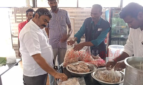 மேட்டூர், ஆத்தூர், சங்ககிரியில் ஓட்டல்களில் அதிகாரிகள் சோதனை-சுகாதாரம் இல்லாத இறைச்சி பறிமுதல்