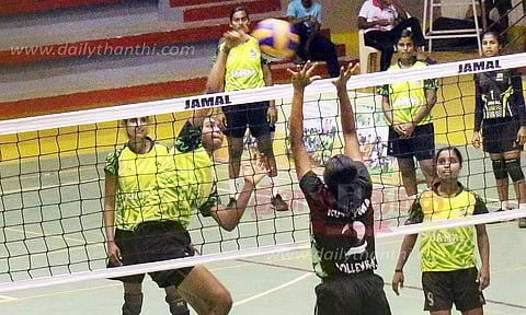 கைப்பந்து போட்டியில் திருச்சி ஜமால்முகமது, பிஷப்ஹீபர் கல்லூரி அணிகள் அரையிறுதிக்கு தகுதி