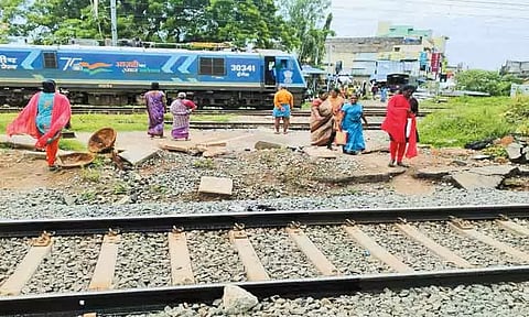 கடம்பத்தூரில் ரெயில்வே சுரங்கப்பாதை அமைக்க பயணிகள் கோரிக்கை