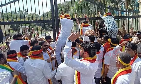 காவிரி விவகாரத்தில் பெங்களூரு மக்கள் குரல் கொடுக்க கோரி மண்டியாவில் நீரேற்று நிலையத்தை முற்றுகையிட்ட கன்னட அமைப்பினர்