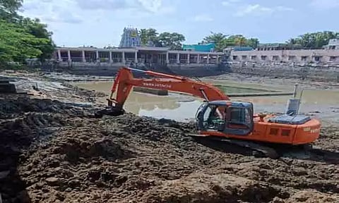 20 ஆண்டுகளுக்கு பின் தீர்த்தக்குளம் தூர்வாரும் பணி