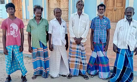 திருச்செந்தூர் அருகே படகு கவிழ்ந்தது:கடலில் தத்தளித்த 6 மீனவர்கள் பத்திரமாக மீட்பு