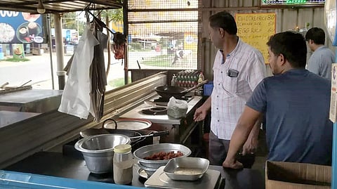 கிருஷ்ணகிரி மாவட்டத்தில்உணவு பாதுகாப்பு அலுவலர்கள் 81 ஓட்டல்களில் ஆய்வுகெட்டு போன இறைச்சி பறிமுதல்