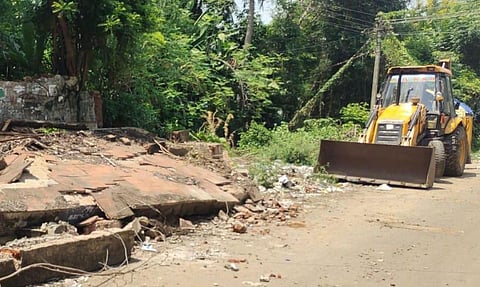 பஸ் நிறுத்தத்தில் ஆக்கிரமிப்புகள் அகற்றம்