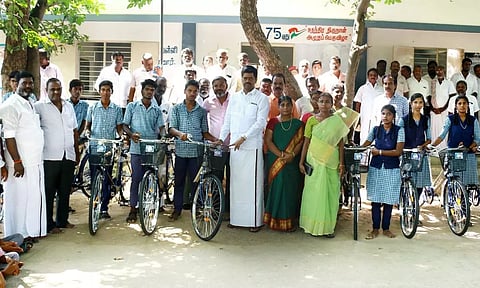 கோனூர் அரசு பள்ளியில் மாணவ- மாணவிகளுக்கு விலையில்லா சைக்கிள்; லட்சுமணன் எம்.எல்.ஏ. வழங்கினார்