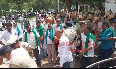 மைசூருவில் மண்பானைகளை தலையில் சுமந்து விவசாயிகள் போராட்டம்