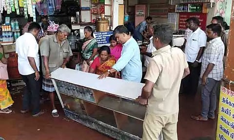 கரூர் பஸ்நிலையத்தில் இருந்த ஆக்கிரமிப்புகள் அகற்றம்