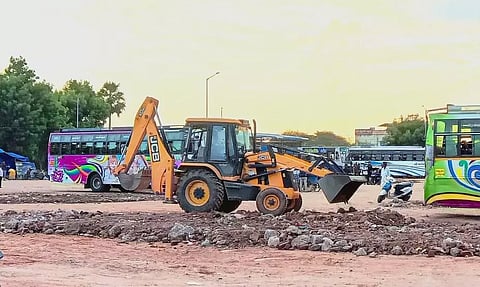 அரியலூர் தற்காலிக பஸ் நிலையத்தில் மண் நிரப்பும் பணி தீவிரம்