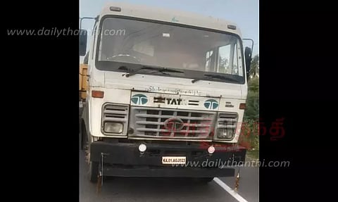 மோட்டார் சைக்கிள் மீது லாரி மோதல்: ஒரே குடும்பத்தில் 3 பேர் உடல் நசுங்கி பலி