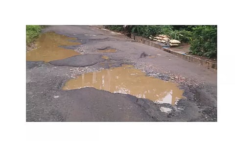 பந்தலூர் அருகே குண்டும், குழியுமான சாலையால் பொதுமக்கள் அவதி