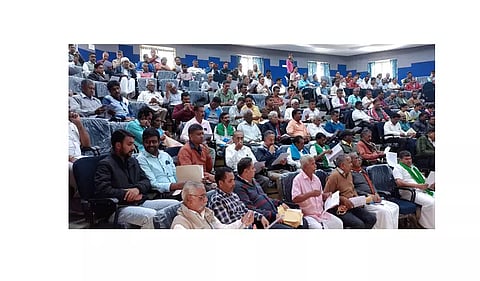 குறைதீர்ப்பு கூட்டத்தில் கலந்து கொண்ட விவசாயிகளை படத்தில் காணலாம்.