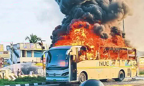 பூந்தமல்லி அருகே மற்றொரு பஸ் மோதியதில் ஆம்னி பஸ் தீப்பிடித்து எரிந்தது - பயணிகள் உயிர் தப்பினர்