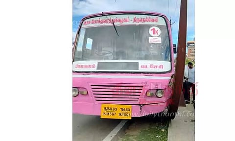 மின்கம்பத்தில் அரசு பஸ் மோதல்