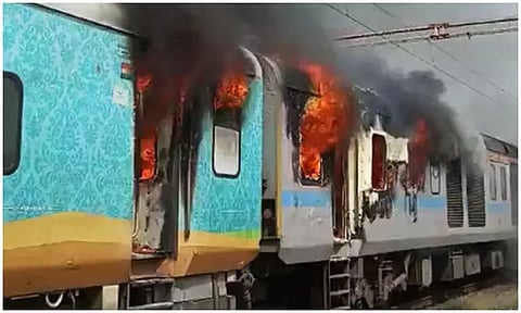 திருச்சி-குஜராத் விரைவு ரெயிலில் பயங்கர தீ விபத்து