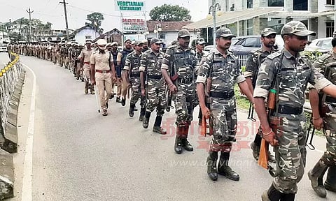 கூடலூர், பந்தலூரில் போலீசார் கொடி அணிவகுப்பு