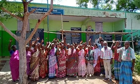 பள்ளி சீரமைக்கும் பணியை தடுத்து நிறுத்தி பொதுமக்கள் போராட்டம்