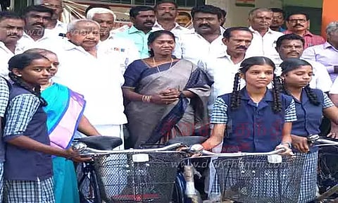 மாணவ, மாணவிகளுக்கு விலையில்லா சைக்கிள்கள்