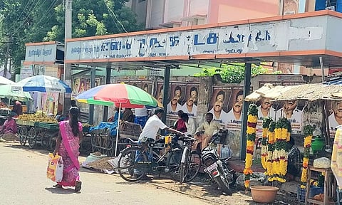 திருக்கோவிலூரில்ஆக்கிரமிப்புகளால் நிரம்பிய நிழற்குடை :வெயிலிலும், மழையிலும் பயணிகள் பரிதவிப்பு