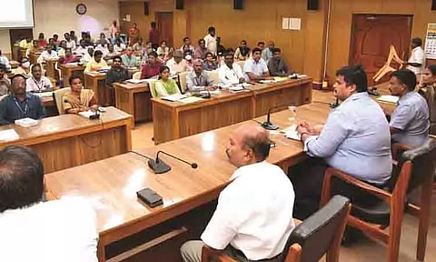 அனைத்து அரசு மருத்துவமனைகளிலும் காய்ச்சலுக்கு சிறப்பு சிகிச்சை வார்டுகள்