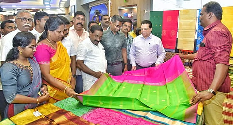 குமரி கோ-ஆப்டெக்ஸ் விற்பனை நிலையங்களில் தீபாவளி பண்டிகையையொட்டி ரூ.6 கோடிக்கு விற்பனை இலக்கு கலெக்டர் தகவல்