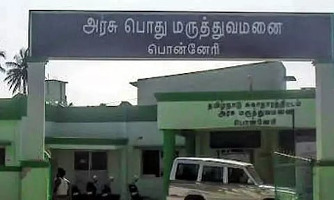 ஆரணியில் பழச்சாறு குடித்த 14 பேருக்கு வாந்தி, மயக்கம் - ஆஸ்பத்திரியில் தீவிர சிகிச்சை