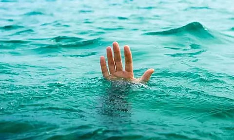 பழவேற்காடு ஏரியில் படகில் இருந்து தவறி விழுந்த இறால் பண்ணை உரிமையாளர் சாவு