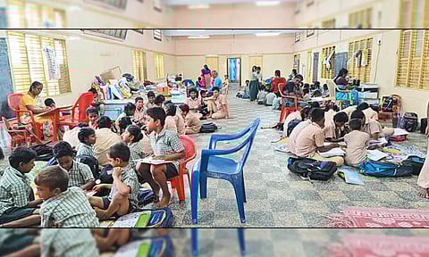 அடிப்படை வசதிகள் ஏதும் இல்லாமல் மண்டபத்தில் இயங்கும் அரசு பள்ளி - புதிய கட்டிடம் கட்ட பெற்றோர்கள் கோரிக்கை