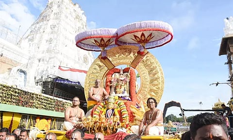 திருப்பதியில் பிரம்மோற்சவ விழாவையொட்டி சூரியபிரபை வாகனத்தில் ஏழுமலையான் வீதியுலா