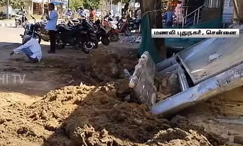 சென்னை மணலி புதுநகரில் பேருந்து நிழற்குடை அமைக்கும்போது விபத்து - மின்சாரம் பாய்ந்து மாநகராட்சி ஊழியர்கள் படுகாயம்