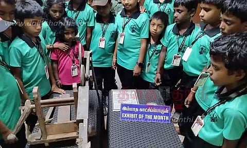 கை ராட்டை பார்வையிட்ட மாணவ-மாணவிகள்