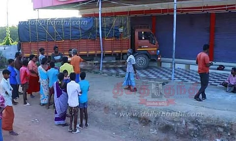 பர்னிச்சர் கடை வளாகத்திற்குள் புகுந்த டெம்போ