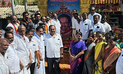 தூத்துக்குடியில் பிறந்தநாள் விழா:டாக்டர் பா.சிவந்தி ஆதித்தனார் உருவப்படத்துக்கு அரசியல் கட்சியினர் மாலை அணிவித்து மரியாதை