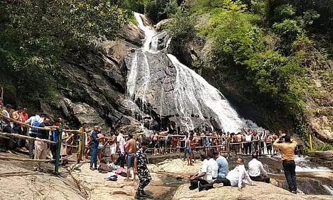 குரங்கு நீர்வீழ்ச்சியில் குவிந்த சுற்றுலா பயணிகள்