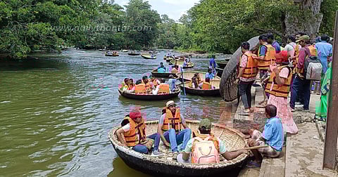 விடுமுறை நாளில்ஒகேனக்கல்லில் குவிந்த சுற்றுலா பயணிகள்அருவியில் குளித்தும், பரிசலில் சென்றும் மகிழ்ந்தனர்
