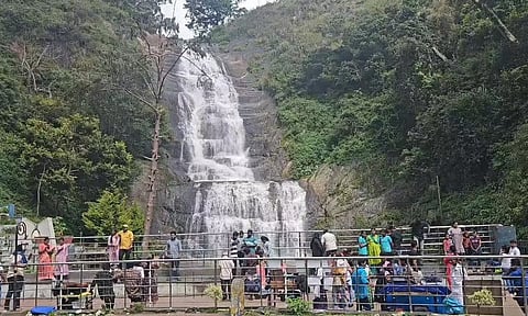 கொடைக்கானலில் குவிந்த சுற்றுலா பயணிகள்