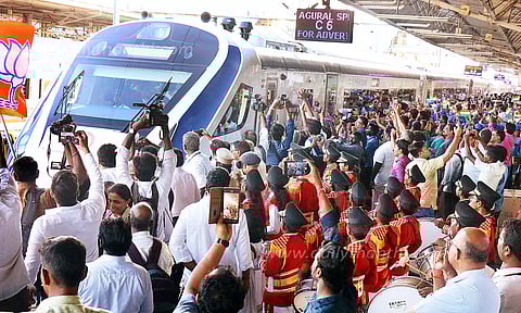 வந்தே பாரத் ரெயிலுக்கு திருச்சியில் உற்சாக வரவேற்பு