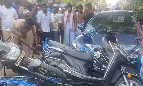 ஆட்டோ, 5 மோட்டார் சைக்கிள்கள் சேதம்: சிதம்பரத்தில் தாறுமாறாக ஓடிய கார்; குடிபோதையில் இருந்த 2 பேரை பிடித்து விசாரணை