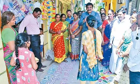 அனைத்து குடும்ப தலைவிகளுக்கும் உரிமைத்தொகை வழங்க கோரி அ.தி.மு.க. சார்பில் கோலமிட்டு நூதன போராட்டம்