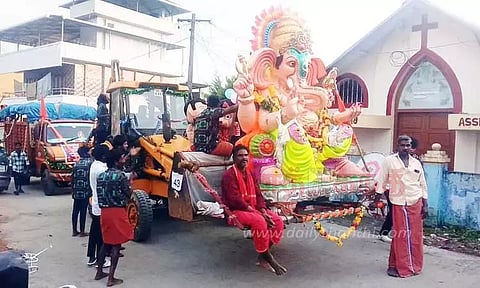 பொக்லைன் எந்திரத்தில் விநாயகர் சிலை